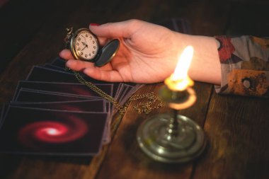 Tarot kartları ve bir kadın falcı. Gelecekteki okuma kavramı. Kehanet.