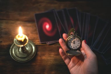 Tarot kartları ve bir kadın falcı. Gelecekteki okuma kavramı. Kehanet.