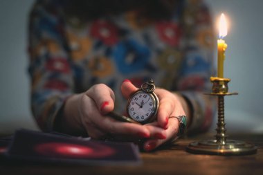 Tarot kartları ve bir kadın falcı. Gelecekteki okuma kavramı. Kehanet.