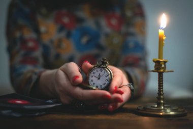 Tarot kartları ve bir kadın falcı. Gelecekteki okuma kavramı. Kehanet.