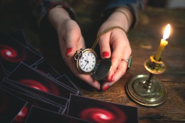 Tarot kartları ve bir kadın falcı. Gelecekteki okuma kavramı. Kehanet.