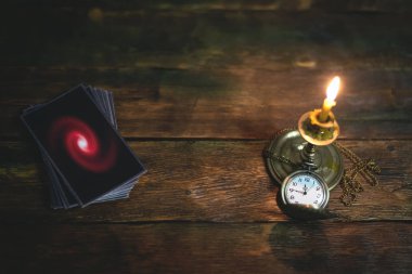 Falcı Tarot kartları arka plan kopya alanı ile masa. Gelecekteki okuma kavramı.