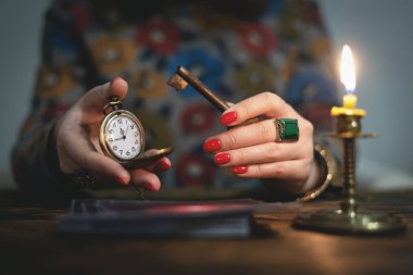 Tarot kartları ve bir kadın falcı kaderin unravelling bir anahtarla. Gelecekteki okuma kavramı. Kehanet.