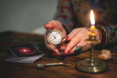 Tarot kartları ve bir kadın falcı kaderin unravelling bir anahtarla. Gelecekteki okuma kavramı. Kehanet.