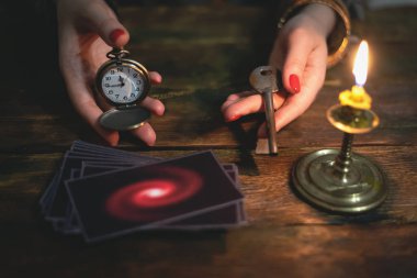 Tarot kartları ve bir kadın falcı kaderin unravelling bir anahtarla. Gelecekteki okuma kavramı. Kehanet.
