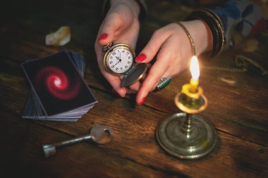 Tarot kartları ve bir kadın falcı kaderin unravelling bir anahtarla. Gelecekteki okuma kavramı. Kehanet.