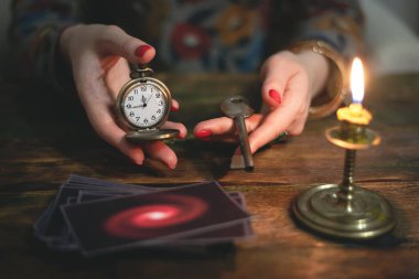 Tarot kartları ve bir kadın falcı kaderin unravelling bir anahtarla. Gelecekteki okuma kavramı. Kehanet.