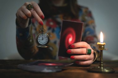 Tarot kartları ve bir kadın falcı. Gelecekteki okuma kavramı. Kehanet.