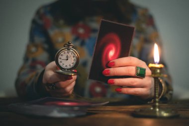 Tarot kartları ve bir kadın falcı. Gelecekteki okuma kavramı. Kehanet.