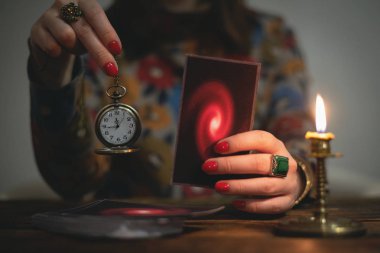Tarot kartları ve bir kadın falcı. Gelecekteki okuma kavramı. Kehanet.