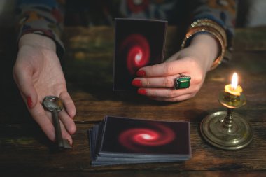 Tarot kartları ve bir kadın falcı kaderin unravelling bir anahtarla. Gelecekteki okuma kavramı. Kehanet.
