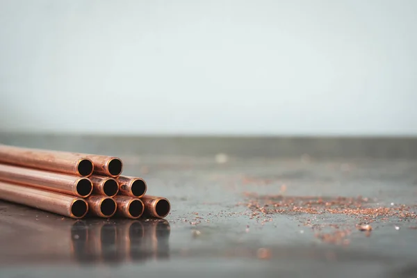 Stapel Van Koperen Buizen Achtergrond Van Een Fitter Werkbank Met — Stockfoto