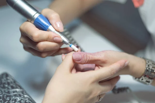 Manicure Master Het Verwijderen Van Een Oude Nagel Lak Door — Stockfoto