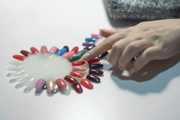 Γυναίκα Επιλέγει Χρώμα Των Βερνίκι Νυχιών Χρώμα Τροχό Και Δάχτυλό — Φωτογραφία Αρχείου