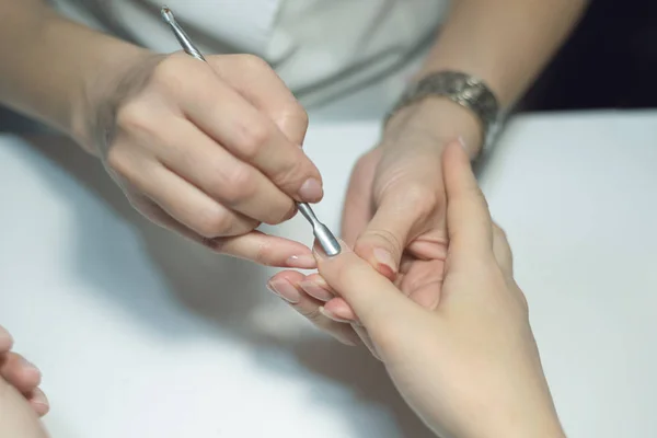 Maniküre Verwendet Einen Nagelschaber Auf Den Weiblichen Fingernägeln Nagelpflegekonzept — Stockfoto