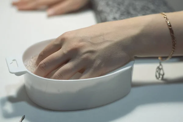 Mujer Suaviza Sus Uñas Baño Caliente Salón Cuidado Las Uñas —  Fotos de Stock