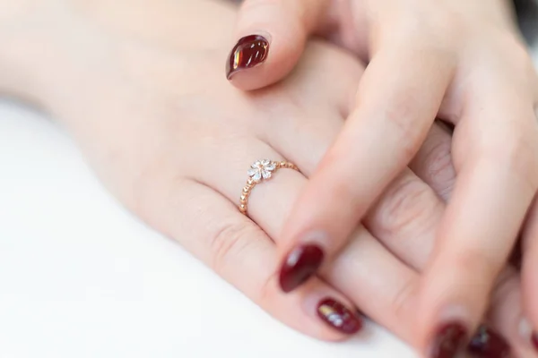 Esküvői Gyűrű Egy Ujjam Virág Alakú — Stock Fotó