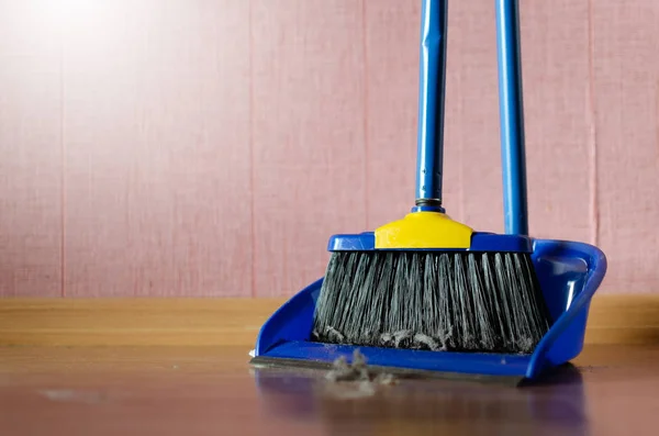 Polvo Suelo Casa Cepillo Piso Con Fondo Del Basurero Concepto — Foto de Stock