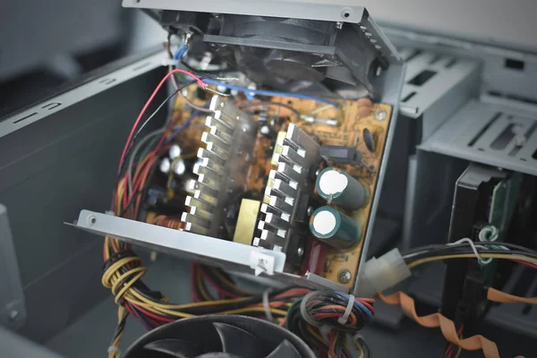 壊れたコンピューターの背景に焼けた電源を分解 — ストック写真