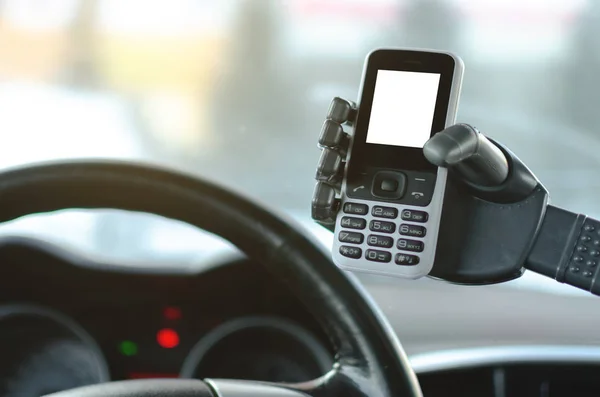 Telefone Celular Com Tela Branco Uma Mão Robótica Volante Carro — Fotografia de Stock