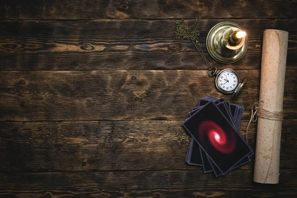 Falcı Tarot kartları arka plan kopya alanı ile masa. Gelecekteki okuma kavramı.