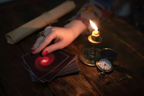 Tarot Kartları Bir Kadın Falcı Gelecekteki Okuma Kavramı Kehanet — Stok fotoğraf