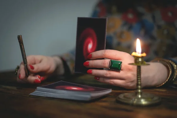 Tarot Kort Och Kvinna Spåkvinnan Med Reda Nyckel Öde Framtida — Stockfoto