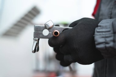 Mühendis bir boru rammer aracı elinde tutuyor. Boru işi.