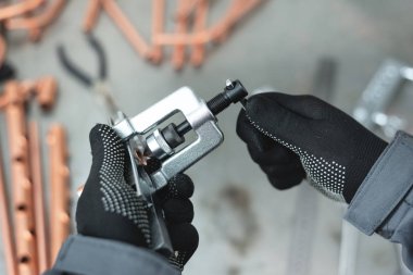 Mühendis bir boru rammer aracı elinde tutuyor. Boru işi.