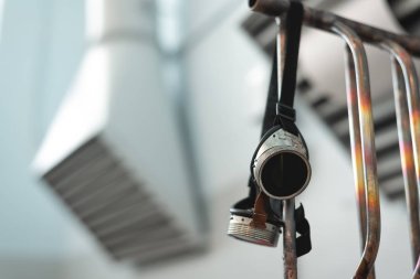 Bir pirinç radyatör boruları fabrika havalandırma boru arka plan üzerinde Googles kaynak asılı.