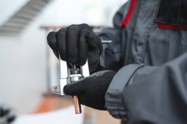 Mühendis bir boru rammer aracı elinde tutuyor. Boru işi.