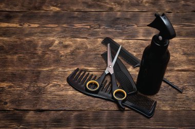 Kuaför iş tablo arka plan kopya alanı ile. Böyle bir fırçaları, püskürtme ve bir makas bir ahşap tahta üzerinde çeşitli kuaförlük araçları.