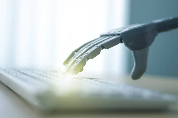 Robô Com Inteligência Artificial Está Trabalhando Computador Braço Robótico Está — Fotografia de Stock