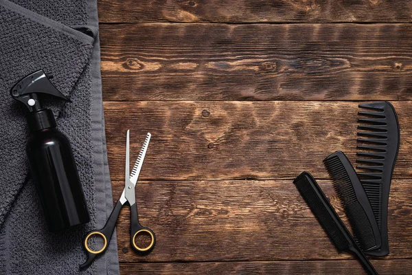 Friseurarbeitstisch Hintergrund Mit Kopierraum Verschiedene Friseurwerkzeuge Wie Haarbürsten Sprayer Handtuch — Stockfoto