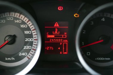 Bir araba Pano düşük düzey yakıt sembolü. Bir yakıt kavramı arka plan gerekir.