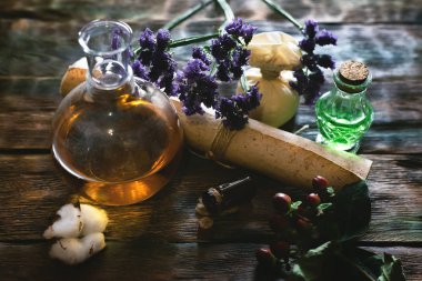 Bitkisel ilaç esans ve çeşitli otlar bir tablo ve eski tarifi ilerleyin. Büyücülük.