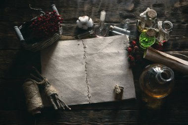 Eski tarifi kaydırma kitap ve çeşitli kuru otlar bir tabloda bir cadı doktor. Bitkisel ilaç esans bir tablo. Büyücülük arka plan kopya alanı ile.