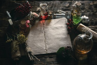 Eski tarifi kaydırma kitap ve çeşitli kuru otlar bir tabloda bir cadı doktor. Bitkisel ilaç esans bir tablo. Büyücülük arka plan kopya alanı ile.