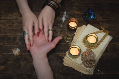 El falı kavramı. Bir sihirli tablo arka taraftan gelecek okuma falcı. Gelecekteki okuma kavramı.