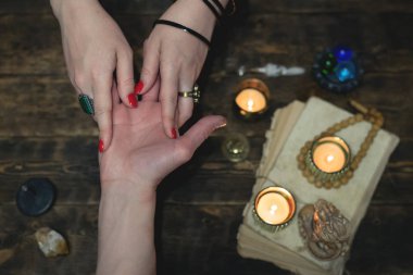 El falı kavramı. Bir sihirli tablo arka taraftan gelecek okuma falcı. Gelecekteki okuma kavramı.