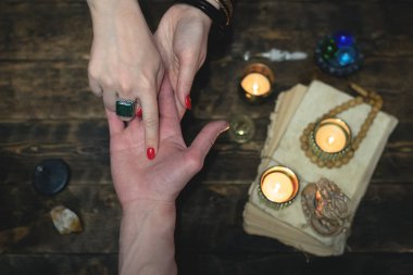 El falı kavramı. Bir sihirli tablo arka taraftan gelecek okuma falcı. Gelecekteki okuma kavramı.