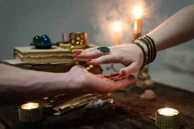 El falı kavramı. Bir sihirli tablo arka taraftan gelecek okuma falcı. Gelecekteki okuma kavramı.