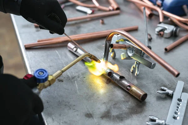 Travailleur Soude Tuyau Par Une Lampe Souffler Sur Fond Établi — Photo