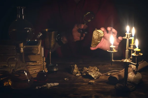 Alchemist Werkt Aan Zijn Magische Tafel Productie Van Een Goud — Stockfoto