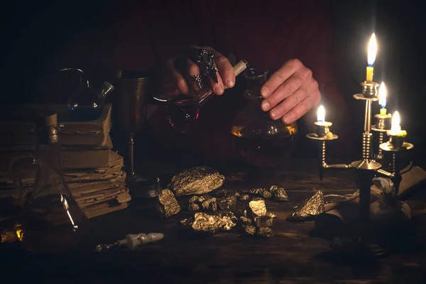 Alchemist Werkt Aan Zijn Magische Tafel Productie Van Een Goud — Stockfoto