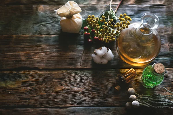 Bitkisel ilaç esans bir tablo. Büyücülük arka plan kopya alanı ile.