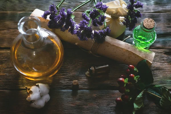 Óleo Essencial Medicina Herbal Várias Ervas Uma Mesa Pergaminho Receita — Fotografia de Stock