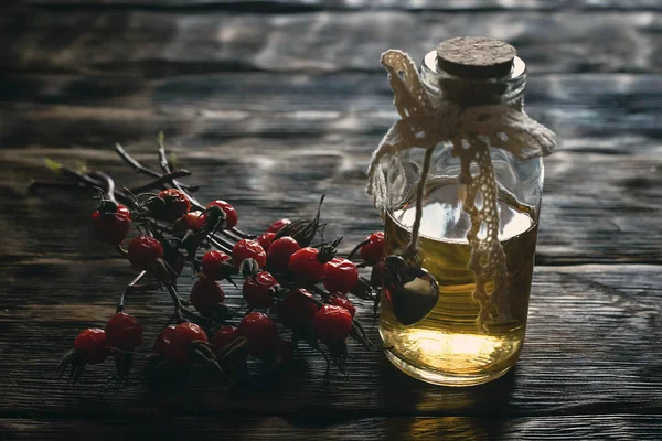 Briar Berry Etherische Olie Een Houten Plaat Achtergrond — Stockfoto