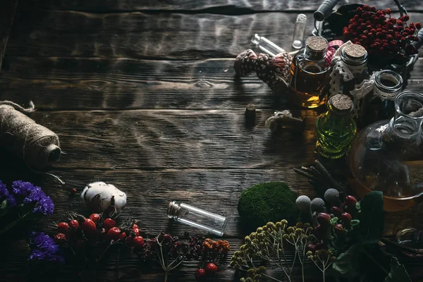 Bitkisel ilaç esans ve çeşitli otlar bir tablo. Büyücülük arka plan kopya alanı ile.