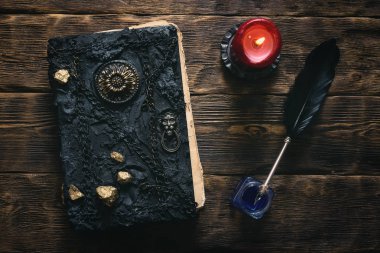 Antik sihirli kitap, mürekkep iyi ve quill kalem bir ahşap masa arka plan üzerinde. Büyü kitabı. Düz yatıyordu.
